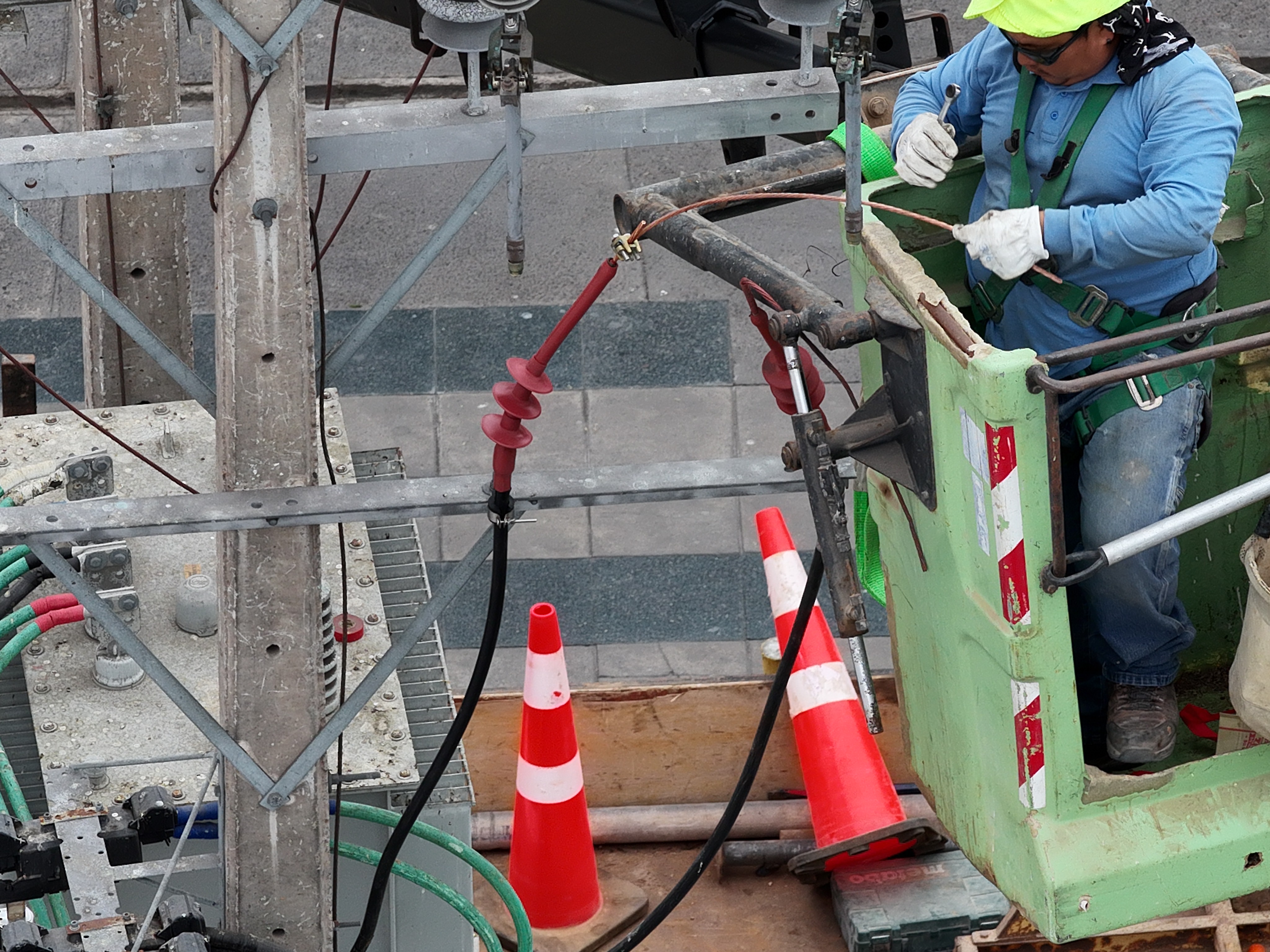 Trabajo de inspección en infraestructura eléctrica aérea